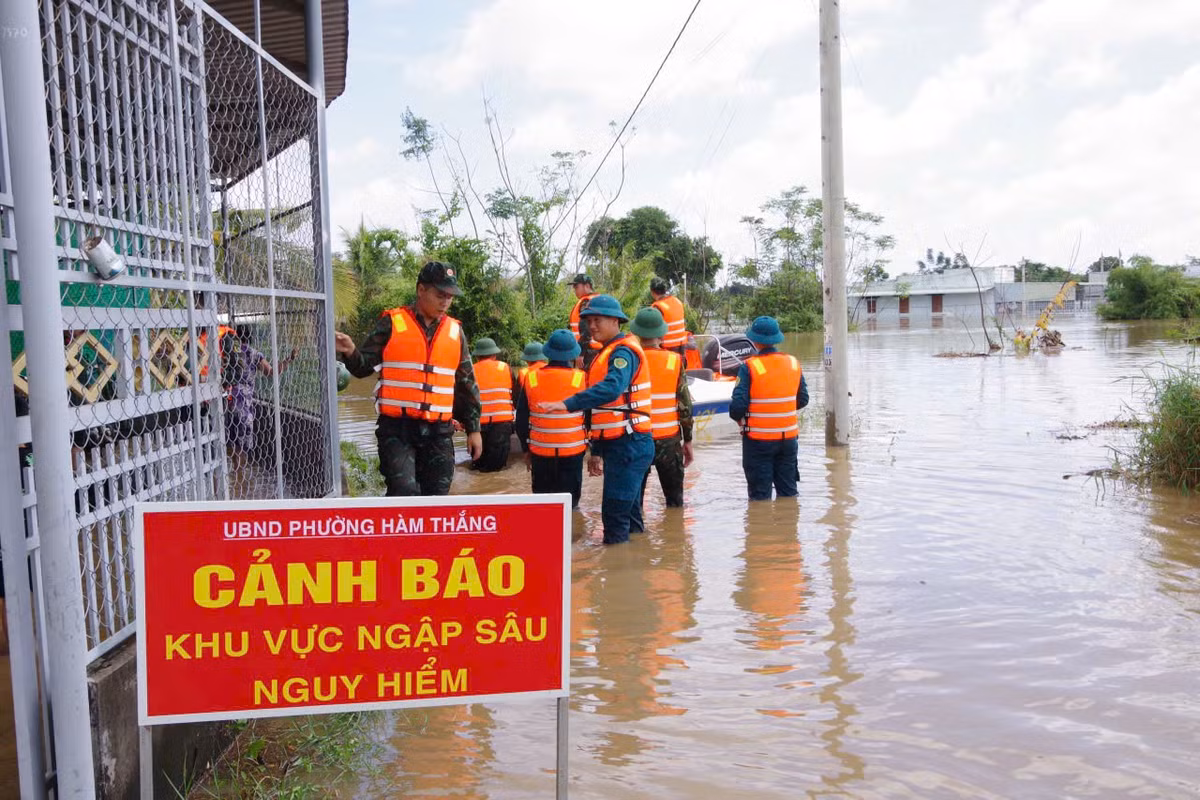 Trưa 4/12, Ban Chỉ huy Phòng thủ dân sự phường Hàm Thắng (tỉnh Lâm Đồng) phát lệnh di dời khẩn cấp người dân tại nhiều khu phố đang bị ngập sâu do mưa lớn kéo dài. Các hộ dân ở vùng nguy hiểm được yêu cầu chuyển đến các điểm sơ tán an toàn ngay trong sáng nay.