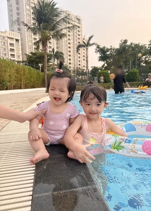 Vợ chồng Đông Nhi thường đưa các con đi bơi. Ảnh: FB Winnie Hannie.