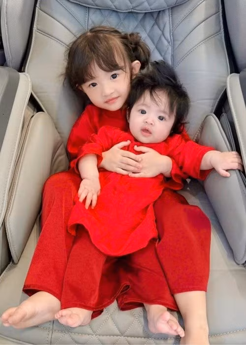 Hai con gái của Đông Nhi ăn mặc đồng điệu mỗi dịp lễ Tết. Ảnh: FB Winnie Hannie.