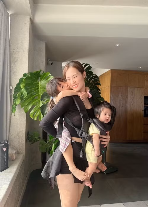 Đông Nhi bận rộn làm việc và chăm sóc các con. Ảnh: FB Đông Nhi.