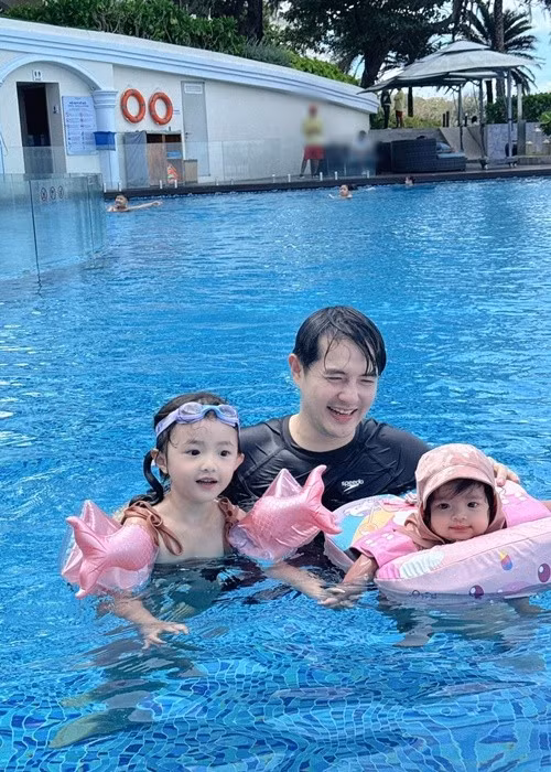 Đông Nhi và Ông Cao Thắng chiều chuộng các con nhỏ. Ảnh: FB Ông Cao Thắng.