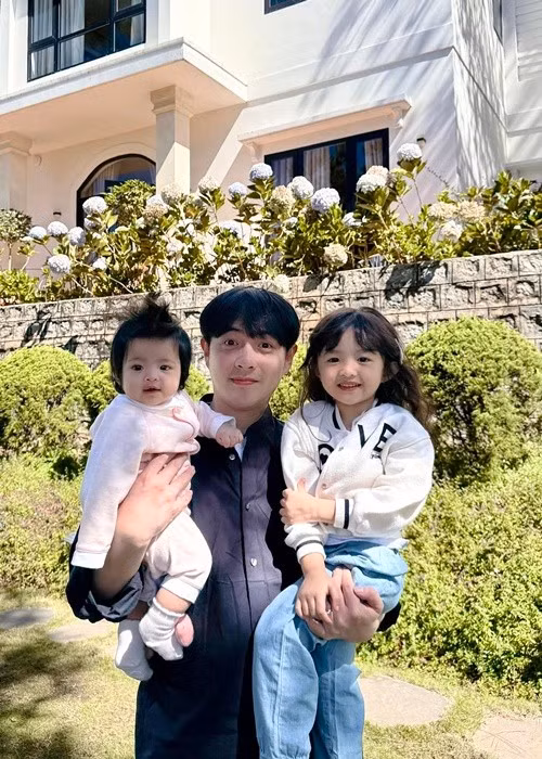 Ông Cao Thắng thường xuyên đưa các con ra ngoài chơi hay du lịch xa. Khi đi cùng vợ, nam ca sĩ chủ động bế con, bày trò để chọc các con cười. Ảnh: FB Ông Cao Thắng.