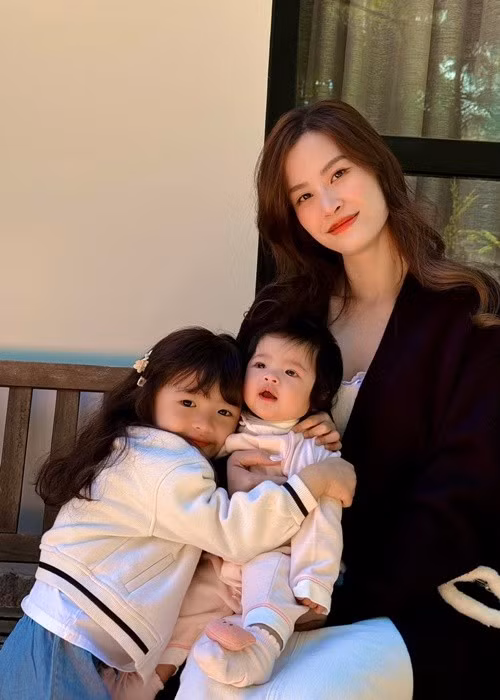 Winnie và Hannie sở hữu gương mặt đáng yêu với đôi mắt to tròn. Ảnh: FB Winnie Hannie.