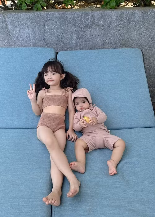 Winnie và Hannie khoe vẻ đáng yêu khi diện trang phục bơi. Ảnh: FB Winnie Hannie.
