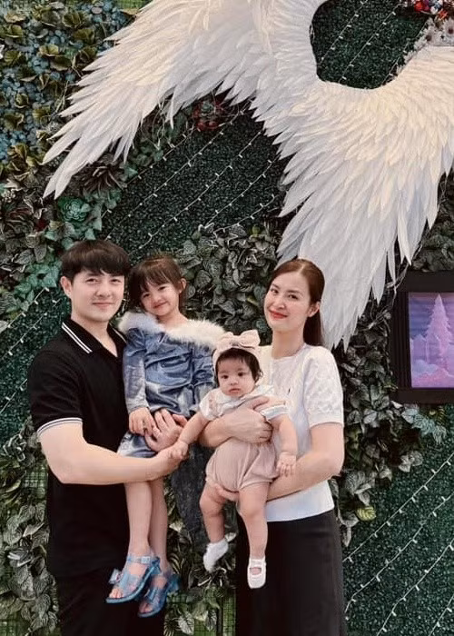 Cách đây không lâu, nữ ca sĩ khẳng định cô không phải đại gia, vẫn đi làm để nuôi con. Ảnh: FB Đông Nhi.