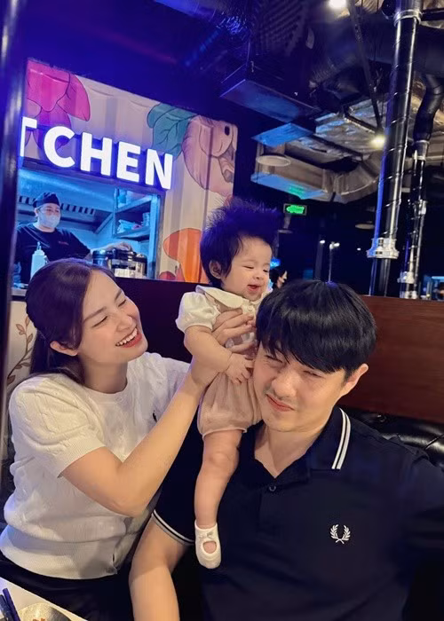 Đông Nhi từng chia sẻ trên VOV về việc chồng chăm con: "Anh Thắng là chuyên gia trong việc nuôi dạy, lắng nghe ý muốn của con. Có những khoảng thời gian, tôi tập trung hoàn toàn cho việc chăm con, không thể tìm hiểu thêm kiến thức bên ngoài thì anh Thắng đã phụ vợ chạy đôn chạy đáo, nghiên cứu đủ loại giáo trình". Ảnh: FB Ông Cao Thắng.