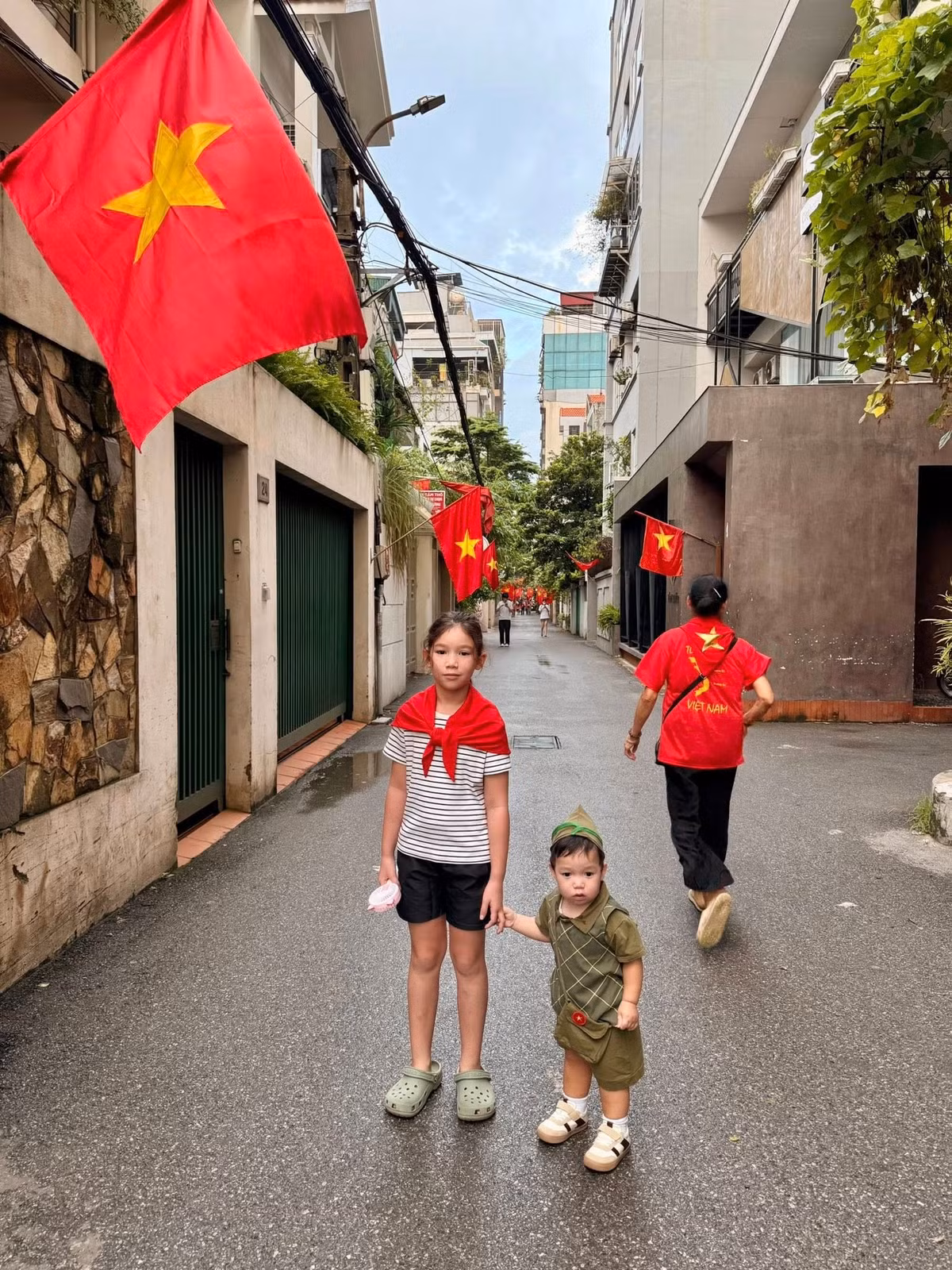 Hà Anh đáp chuyến bay từ TP HCM đến Hà Nội để xem diễu binh, diễu hành. Ảnh: FB Hà Anh.