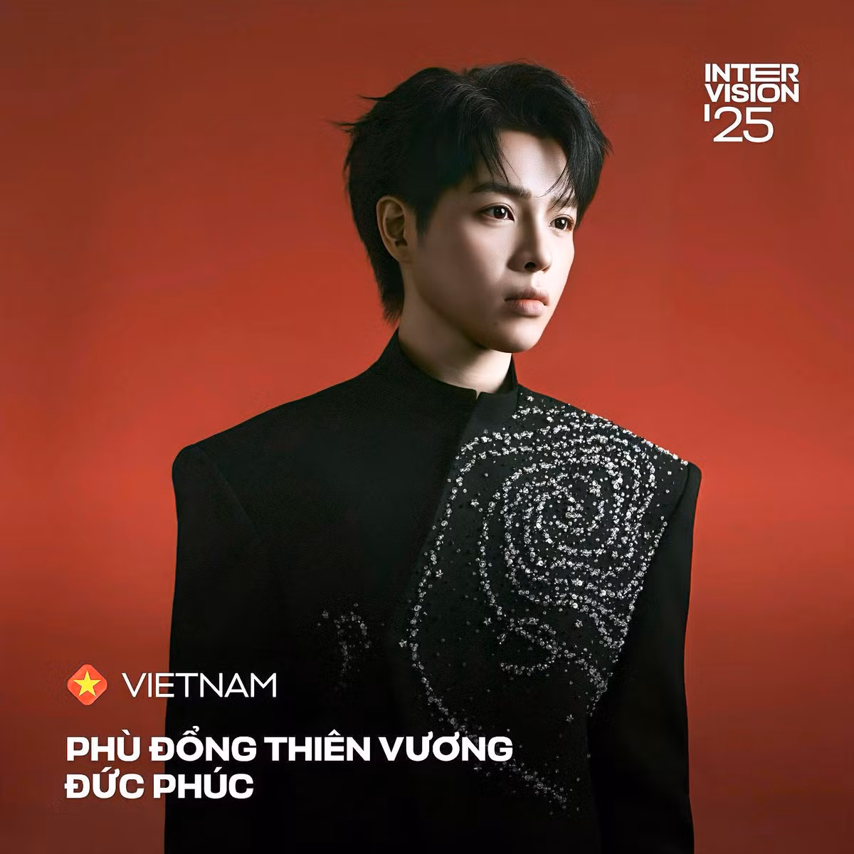 Mới đây, Đức Phúc đăng quang Intervision 2025. Theo Vietnamnet, anh đạt 422 điểm, vượt hạng hai Nomad Trio (Kyrgyzstan, 373 điểm) và hạng ba Dana Al Meer (Qatar, 369 điểm). Ảnh: FB Đức Phúc.