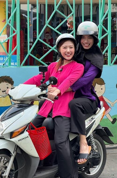 Ở bên nhau, cả hai toát lên tinh thần vui vẻ, lạc quan và nguồn năng lượng tích cực, tạo cảm giác thoải mái cho người đối diện. Ảnh: FB Uyển Ân.