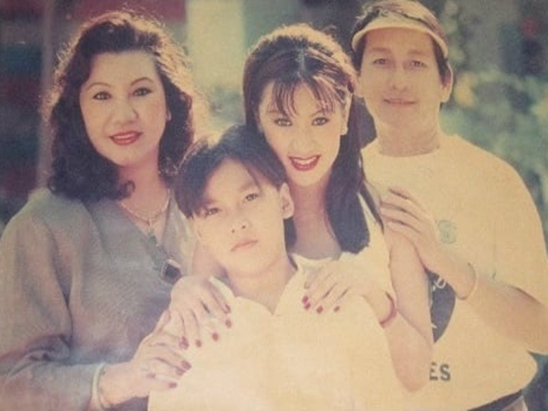 Ba Y Phụng qua đời năm 2008. Nữ diễn viên sống cùng mẹ ở Mỹ trong những năm qua. Vì con gái còn nhỏ, Y Phụng tạm rời sân khấu. “5 năm trời hy sinh sự nghiệp, bỏ lỡ nhiều cơ hội lớn để ở nhà chăm sóc cho con. Vui ít, buồn nhiều vì tôi đã lớn theo ánh đèn sân khấu và những tràng pháo tay của khán giả khi vẫn còn là giọt máu nằm trong bụng mẹ. Nhưng ông trời cũng tặng cho tôi có 1 niềm vui lớn. Đó là bé Paris tiếp tục theo nghề cha ông của tôi”. cô bày tỏ. Ảnh: Dân Việt.