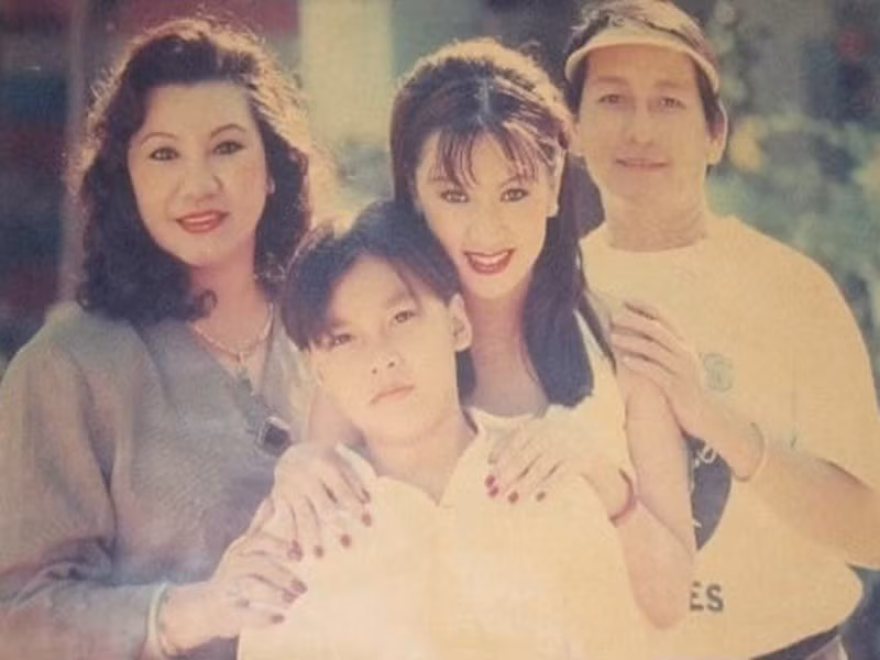 Ba Y Phụng qua đời năm 2008. Nữ diễn viên sống cùng mẹ ở Mỹ trong những năm qua. Vì con gái còn nhỏ, Y Phụng tạm rời sân khấu. “5 năm trời hy sinh sự nghiệp, bỏ lỡ nhiều cơ hội lớn để ở nhà chăm sóc cho con. Vui ít, buồn nhiều vì tôi đã lớn theo ánh đèn sân khấu và những tràng pháo tay của khán giả khi vẫn còn là giọt máu nằm trong bụng mẹ. Nhưng ông trời cũng tặng cho tôi có 1 niềm vui lớn. Đó là bé Paris tiếp tục theo nghề cha ông của tôi”. cô bày tỏ. Ảnh: Dân Việt.