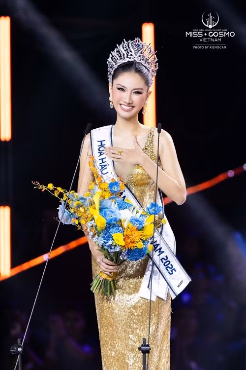 Nguyễn Hoàng Phương Linh giành ngôi vị cao nhất của cuộc thi Miss Cosmo Vietnam 2025- Hoa hậu Hoàn vũ Việt Nam 2025. Cô cao 1m75, có số đo ba vòng 87-65-91 cm. Ảnh: FB Nguyễn Hoàng Phương Linh.