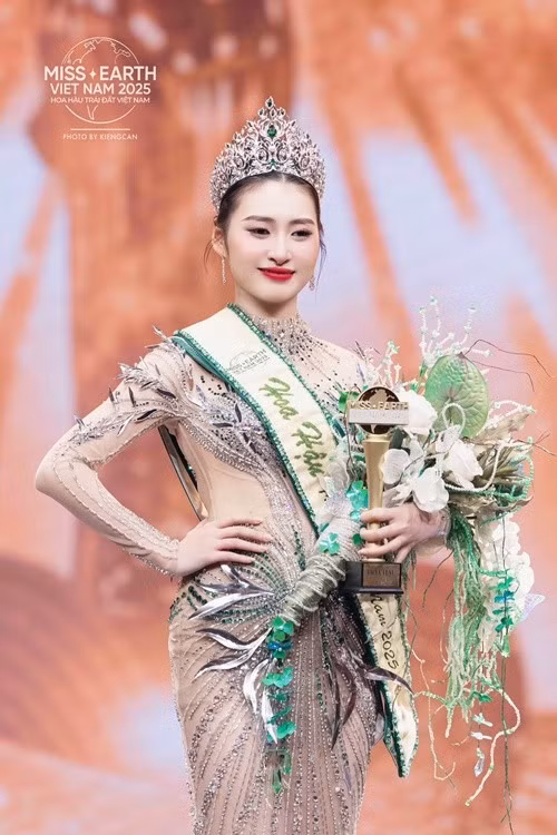 Ngô Thị Trâm Anh cao 1m7, có số đo ba vòng 89-65-98cm. Cô đăng quang Hoa hậu Trái đất Việt Nam 2025. Ảnh: FB Ngô Thị Trâm Anh.