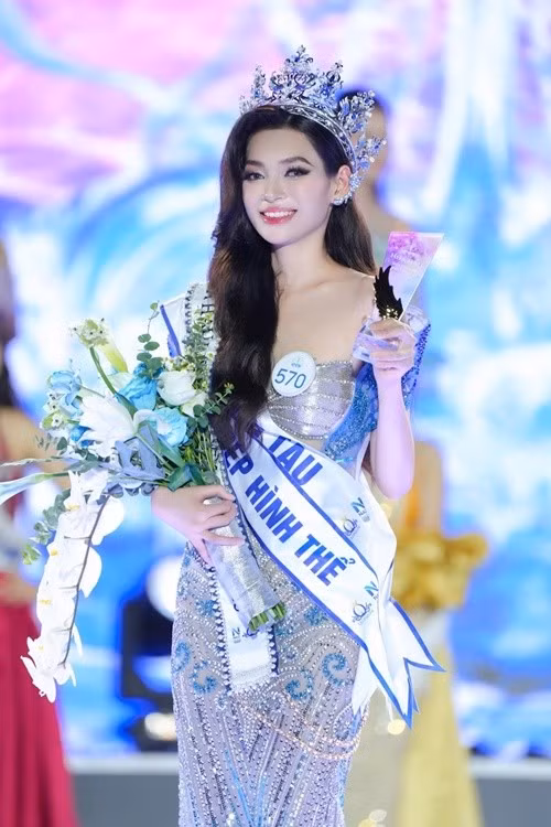 Nguyễn Hoài Phương Anh đăng quang Hoa hậu Biển Việt Nam Toàn cầu 2025. Ảnh: Pháp Luật TP HCM.