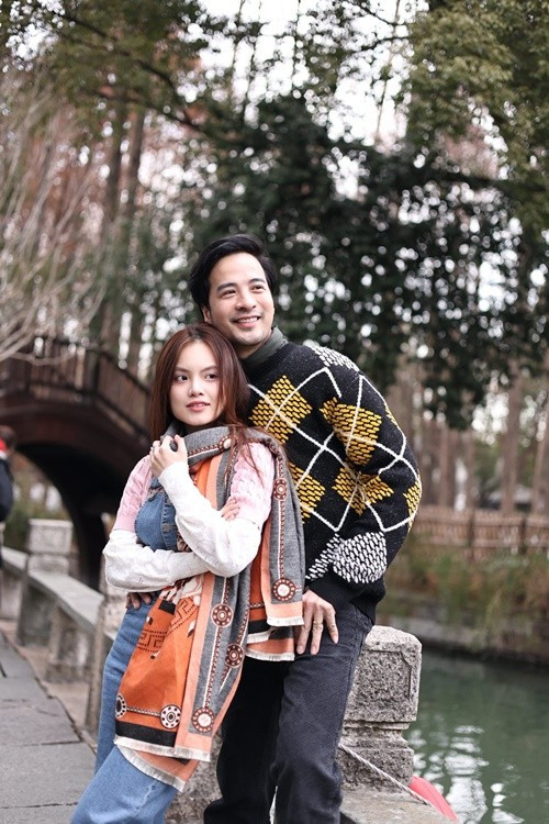 Trên trang cá nhân, Đoàn Minh Tài bày tỏ: "Tuần trăng mật của hai đứa không chỉ là những điểm đến, mà là ánh mắt trao nhau giữa một thành phố xa lạ, là cái nắm tay đủ chặt để thấy lòng mình an yên". Ảnh: FB Đoàn Minh Tài.