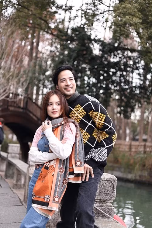 Trên trang cá nhân, Đoàn Minh Tài bày tỏ: "Tuần trăng mật của hai đứa không chỉ là những điểm đến, mà là ánh mắt trao nhau giữa một thành phố xa lạ, là cái nắm tay đủ chặt để thấy lòng mình an yên". Ảnh: FB Đoàn Minh Tài.