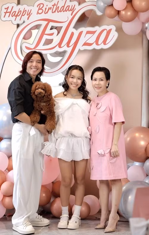 Elyza từng là 1 trong 10 bé giỏi nhất trường, được tuyển thẳng vào lớp 2 từ lúc đang học mẫu giáo ở Mỹ. Ảnh: FB Việt Hương.