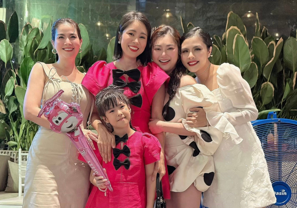 Vân Trang vui vẻ bên Lê Phương, Kha Ly và Thanh Trúc mỗi khi hội ngộ. Ảnh: FB Vân Trang.