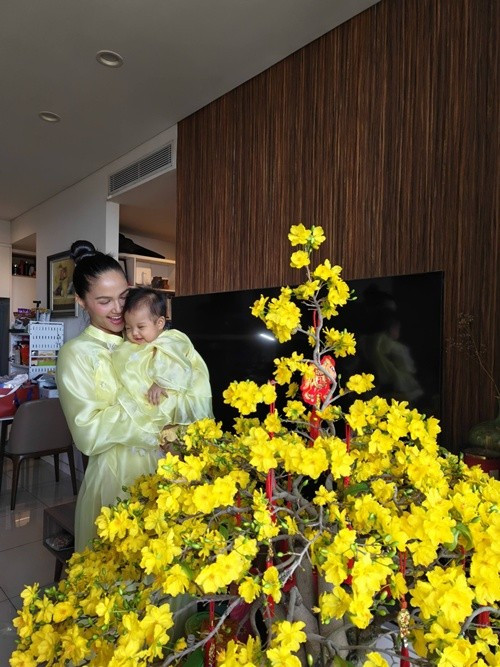 Vợ chồng nàng hậu thường gọi ái nữ là “thiên thần bé bỏng” hoặc “em bé bánh bao” – những cách gọi đầy yêu thương dành cho con gái đầu lòng. Ảnh: FB H’Hen Niê.