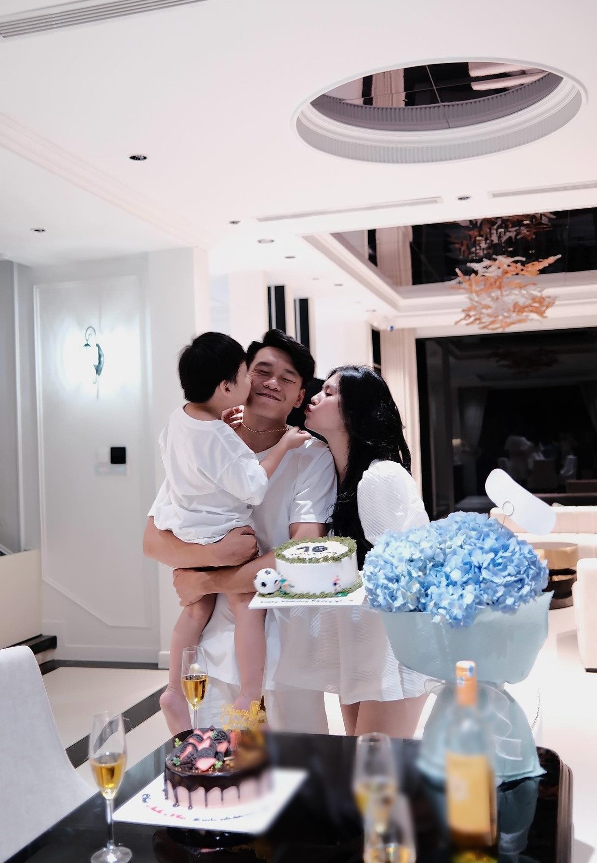 Trên mạng xã hội, anh thường xuyên chia sẻ những khoảnh khắc đời thường bên con, từ chăm sóc đến vui chơi, tạo nên hình ảnh một người cha gần gũi.