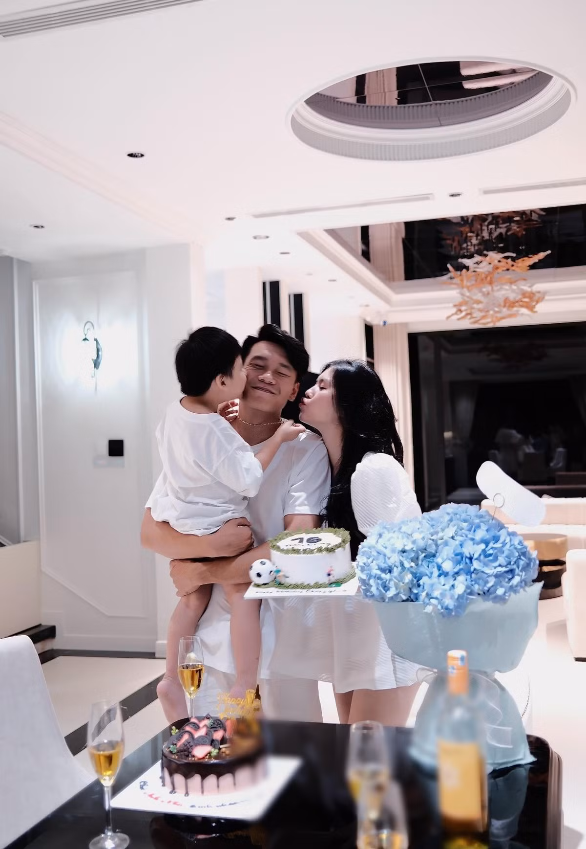 Trên mạng xã hội, anh thường xuyên chia sẻ những khoảnh khắc đời thường bên con, từ chăm sóc đến vui chơi, tạo nên hình ảnh một người cha gần gũi.