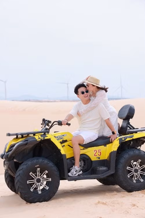 Sóng gió năm 2022 dường như không ảnh hưởng nhiều đến mối quan hệ tình cảm giữa vợ chồng Hồng Đăng. Ảnh: FB Anh Đào.