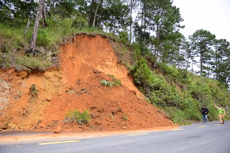 Không chỉ vị trí Cầu Treo, nhiều đoạn khác trên quốc lộ 20 cũng ghi nhận tình trạng rạn nứt, sụt lún sau mưa.