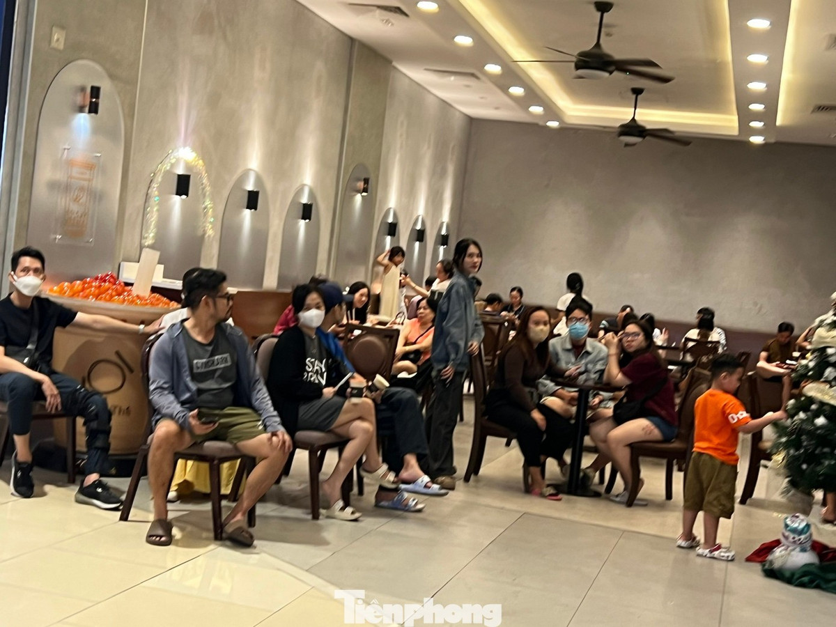 Nhiều quán ăn quá tải, khách xếp hàng dài ngồi bên ngoài chờ có bàn trống.