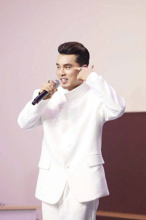 Năm 2007, Ưng Hoàng Phúc tạm ngừng ca hát để điều trị bệnh thoát vị đĩa đệm. Cùng thời điểm, anh hết hợp đồng với công ty nên quyết định rời công ty của Quang Huy. Sau 2 năm vắng bóng, Ưng Hoàng Phúc trở lại với âm nhạc.Ảnh: FB Ưng Hoàng Phúc.