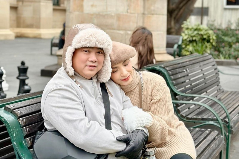 Trên trang cá nhân, vợ chồng Thúy Hạnh dành cho nhau nhiều lời ngọt ngào. Năm 2025, nhân dịp kỷ niệm 19 năm ngày cưới, Minh Khang đăng dòng trạng thái hài hước: “Mới có 19 năm thôi. Cố gắng chịu đựng thêm 41 năm nữa nhé vợ”.