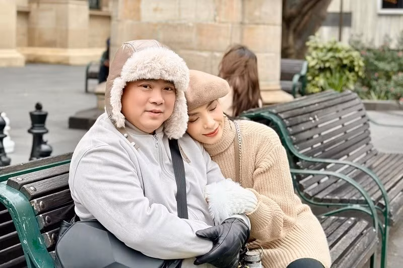 Trên trang cá nhân, vợ chồng Thúy Hạnh dành cho nhau nhiều lời ngọt ngào. Năm 2025, nhân dịp kỷ niệm 19 năm ngày cưới, Minh Khang đăng dòng trạng thái hài hước: “Mới có 19 năm thôi. Cố gắng chịu đựng thêm 41 năm nữa nhé vợ”.