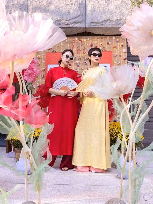 Nữ người mẫu tạo tiểu cảnh để gia đình, bạn bè chụp ảnh sống ảo mỗi mùa lễ Tết. Ảnh: FB Đàm Thu Trang.