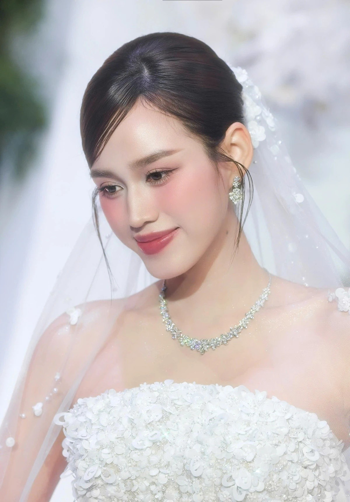 Đỗ Thị Hà đẹp lộng lẫy với váy cưới cúp ngực, đeo trang sức giá trị. Ảnh: Znews.