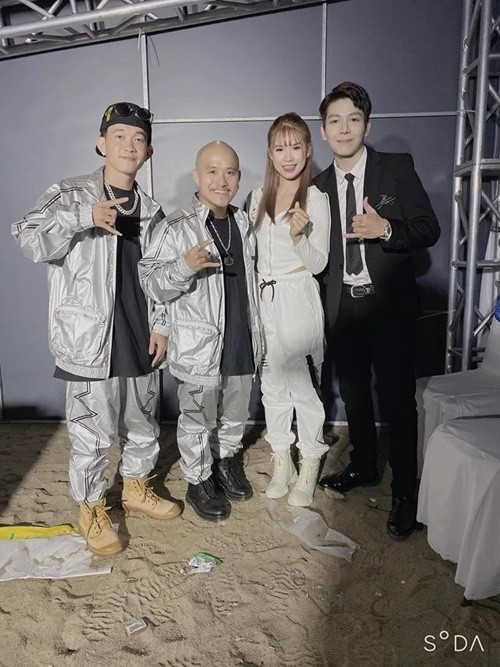 "Trong khi thế gian đang lùm xùm thì 2 đứa đang suy nghĩ coi nên đi mua trà sữa trước hay đi ăn thịt nướng trước! Thật là khó chọn", Khởi My viết trên trang cá nhân. Ảnh: Znews.