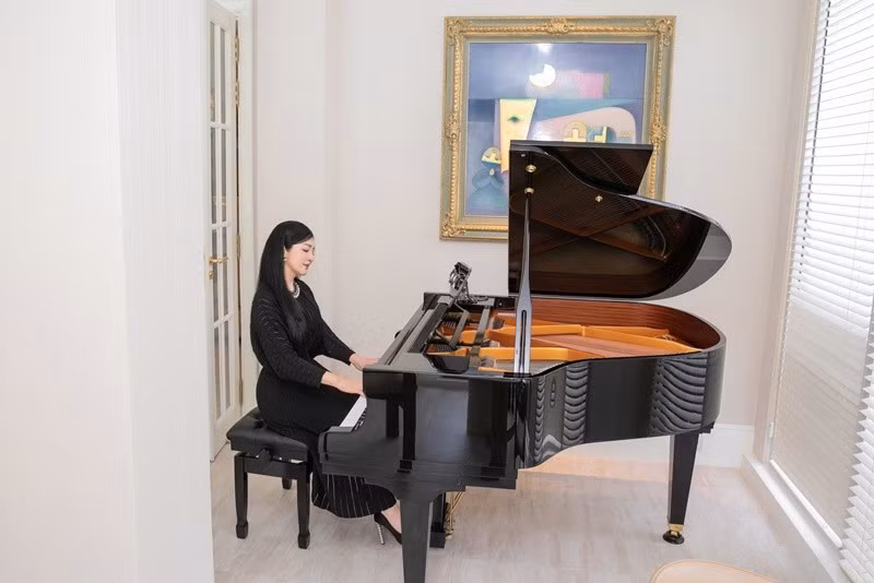 Phía sau ánh đèn sân khấu, Giáng My dành nhiều thời gian cho âm nhạc.