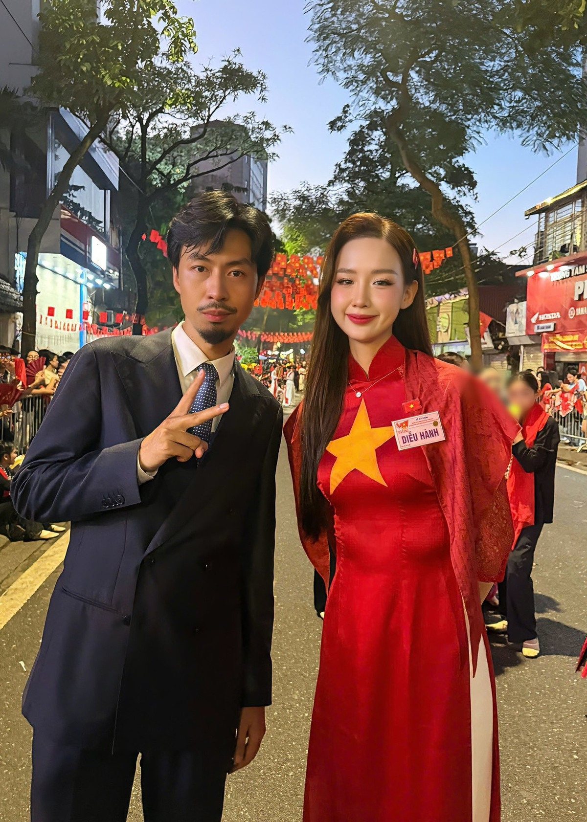 Bảo Ngọc chụp ảnh kỷ niệm cùng rapper Đen Vâu. Ảnh: FB Bảo Ngọc.