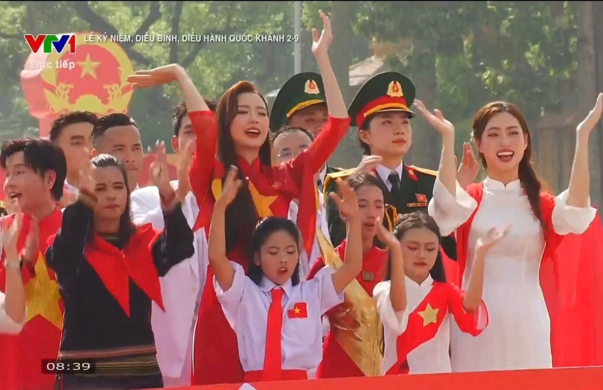 Hoa hậu Bảo Ngọc diện áo dài đỏ in hình cờ đỏ sao vàng khi tham gia đại lễ. Ảnh: FB Bảo Ngọc.