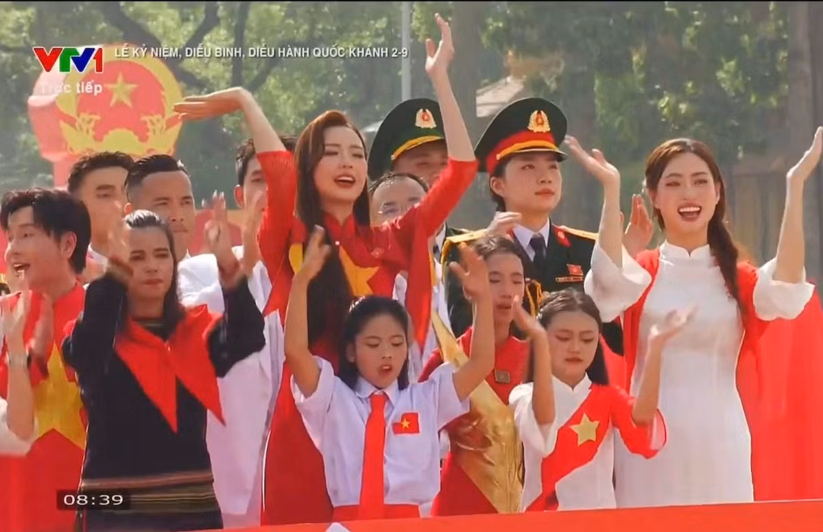 Hoa hậu Bảo Ngọc diện áo dài đỏ in hình cờ đỏ sao vàng khi tham gia đại lễ. Ảnh: FB Bảo Ngọc.