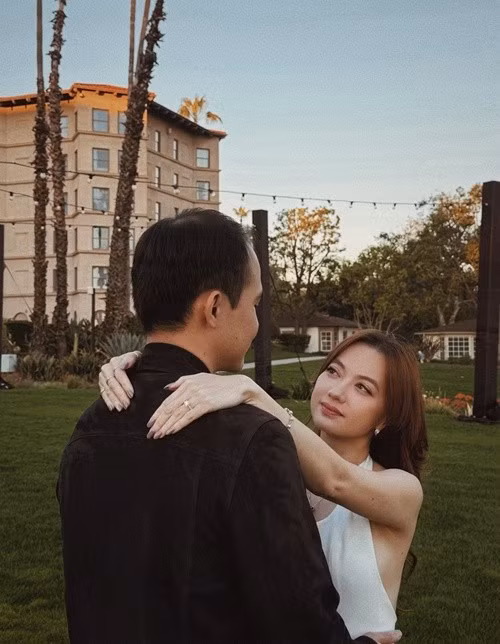 Theo Znews, Xuân Nghi và Nhật Minh quen biết từ nhỏ, sau đó mất liên lạc trong thời gian dài trước khi kết nối trở lại. Hôn phu của nữ ca sĩ hiện là kỹ sư, sinh sống và làm việc tại Mỹ. Ảnh: FB Xuân Nghi.