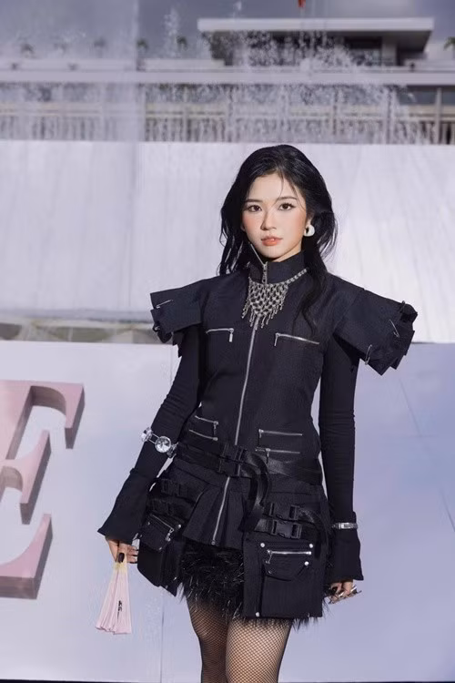 Theo Vietnamnet, bố Suni Hạ Linh là nguyên Hiệu trưởng Trường Múa TPHCM, NSND Ngô Đặng Cường, mẹ và chị gái nữ ca sĩ đều từng là nghệ sĩ múa. Ảnh: FB Suni Hạ Linh.