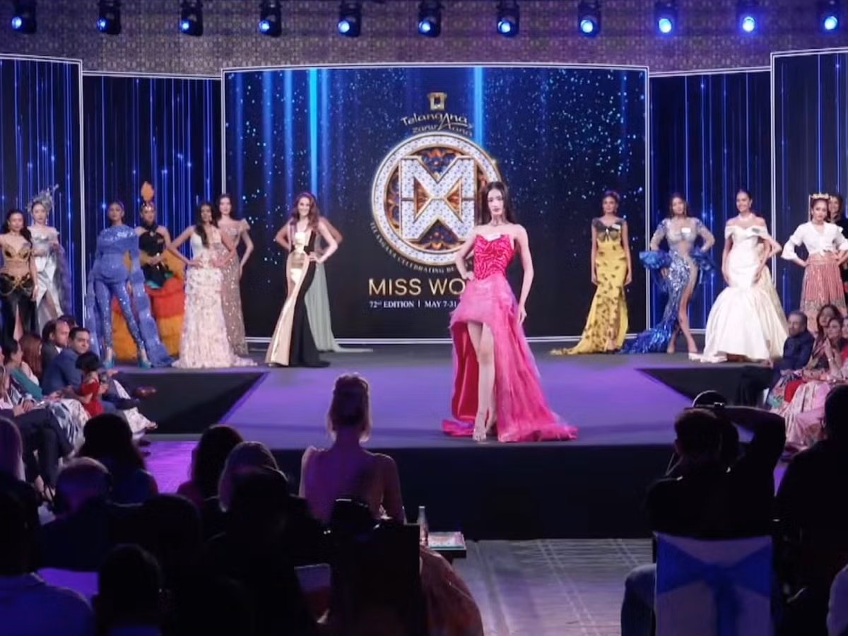 Ý Nhi giữ vững phong độ trình diễn. Cô sải bước chắc chắn, phong thái sang trọng. Người đẹp thể hiện các động tác xoay người, tung tà váy khoe tối đa vẻ đẹp của trang phục. Ảnh: FB Ý Nhi.