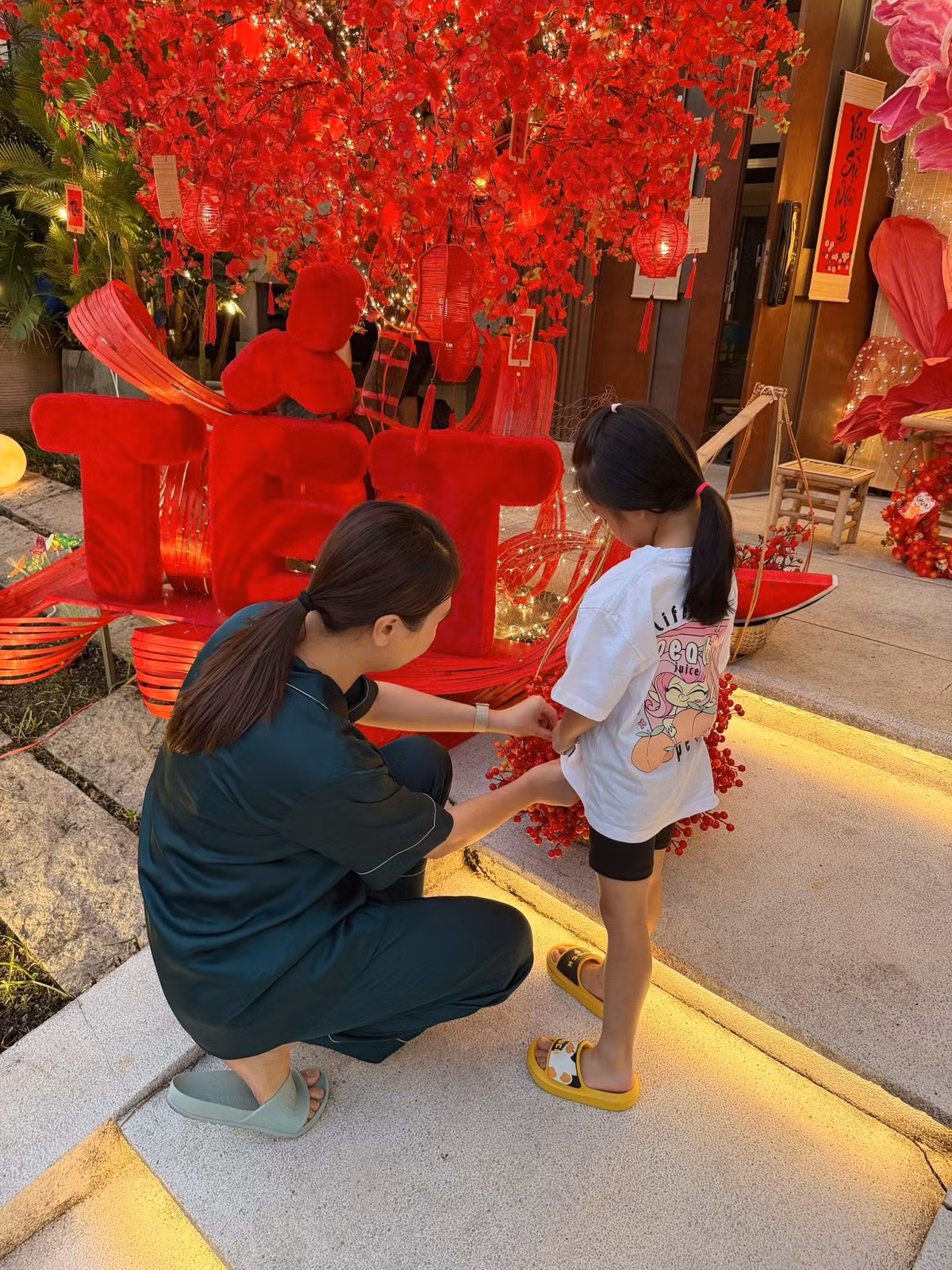 Nhiều người khen ngợi con gái Đàm Thu Trang ngày càng lớn, càng ngoan ngoãn và khéo léo. Ảnh: FB Đàm Thu Trang.
