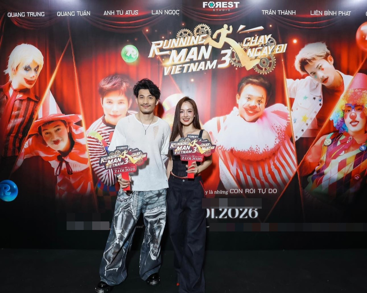 Ca sĩ Ngọc Kayla - diễn viên Liên Bỉnh Phát sánh đôi tại một sự kiện vừa diễn ra. Trên thảm đỏ, Liên Bỉnh Phát gây ấn tượng với vẻ ngoài nam tính, phong trần. Trong khi đó, Ngọc Kayla nổi bật với vẻ đẹp ngọt ngào và quyến rũ. Ảnh: FB Ngọc Kayla.