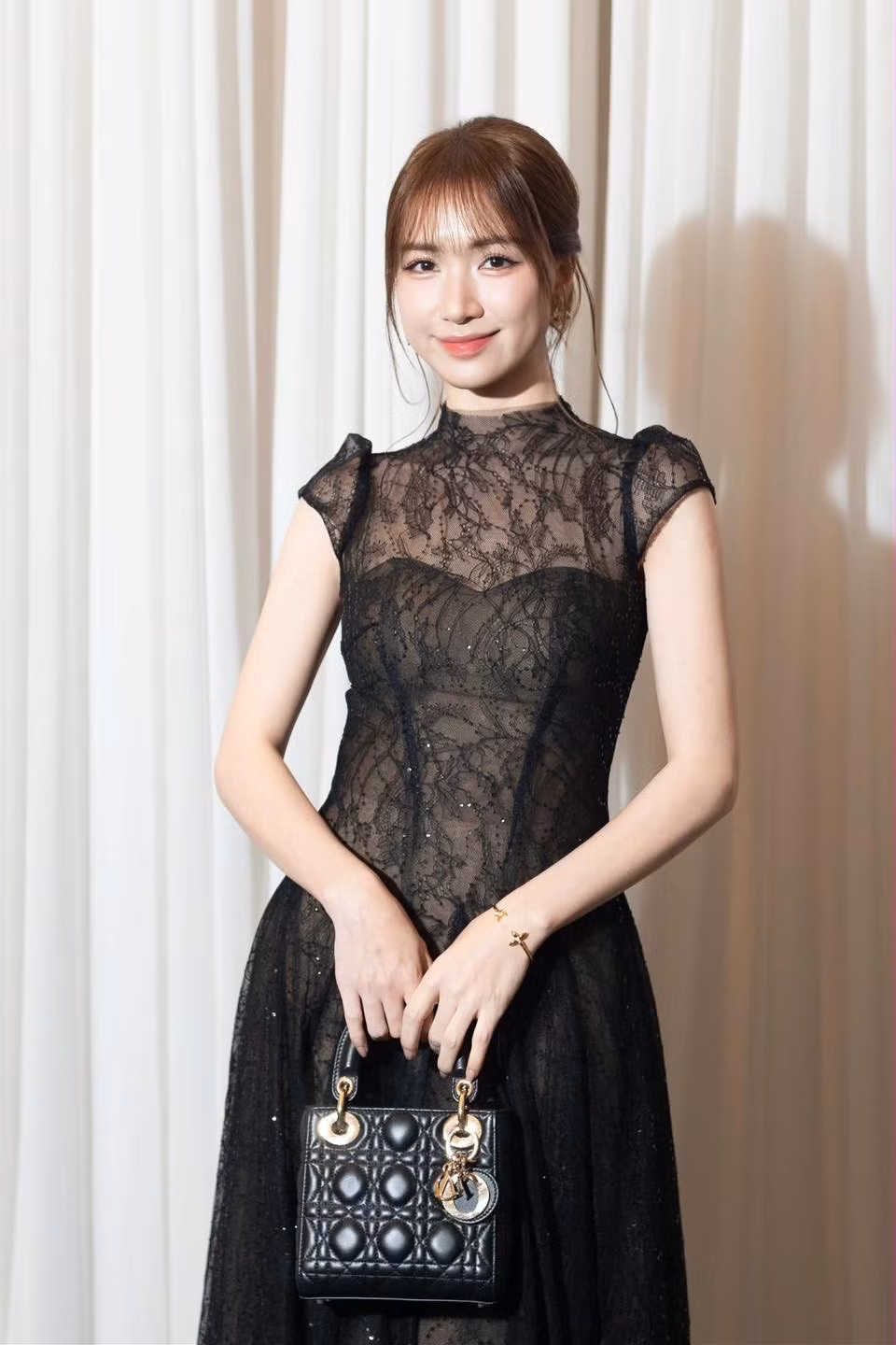 Năm 2024, nữ ca sĩ ủng hộ 250 triệu xây cầu tại bản Két, 500 triệu hỗ trợ đồng bào bị thiệt hại do bão Yagi.