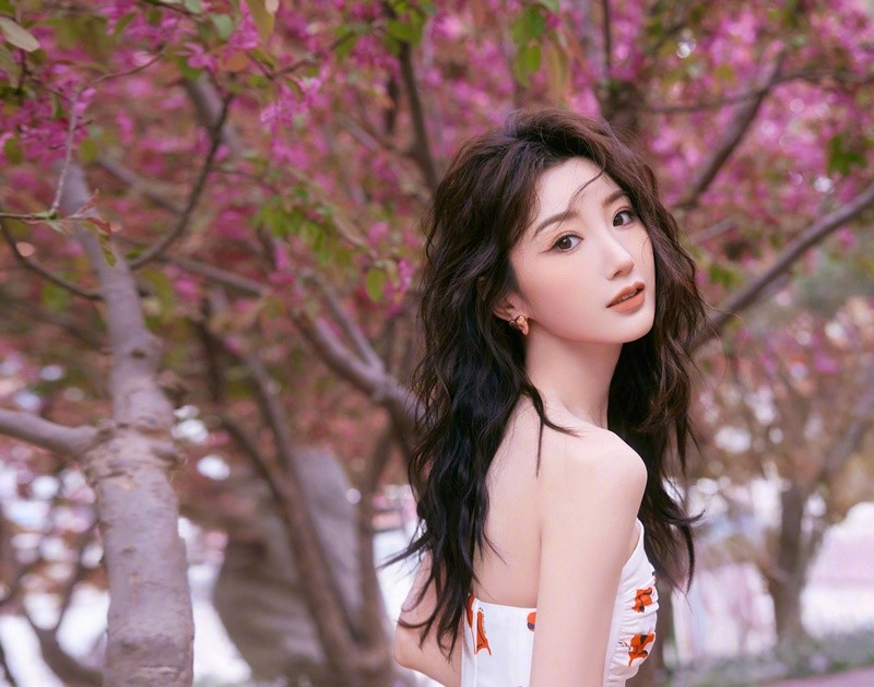Mao Hiểu Đồng sở hữu nhan sắc ngọt ngào, gợi cảm. Ảnh: Weibo Mao Hiểu Đồng.