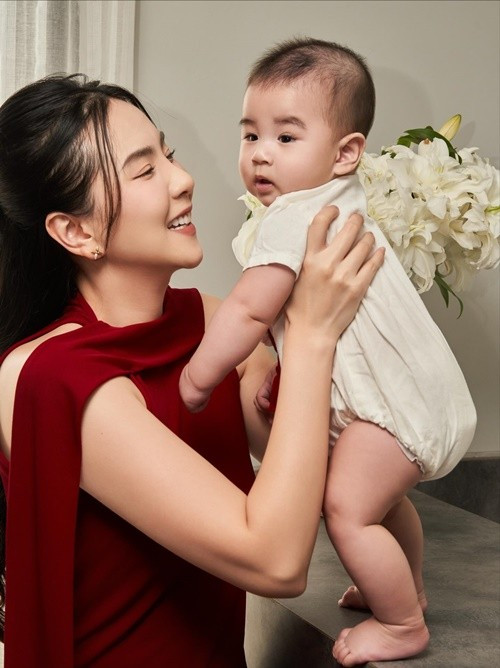 Trên trang cá nhân, cô thỉnh thoảng chia sẻ những khoảnh khắc đời thường như bế con, chơi cùng bé hoặc đưa em bé ra ngoài dạo phố. Những hình ảnh này thường nhận được sự quan tâm của người theo dõi, đặc biệt là những người yêu thích hình ảnh gia đình của nữ MC.