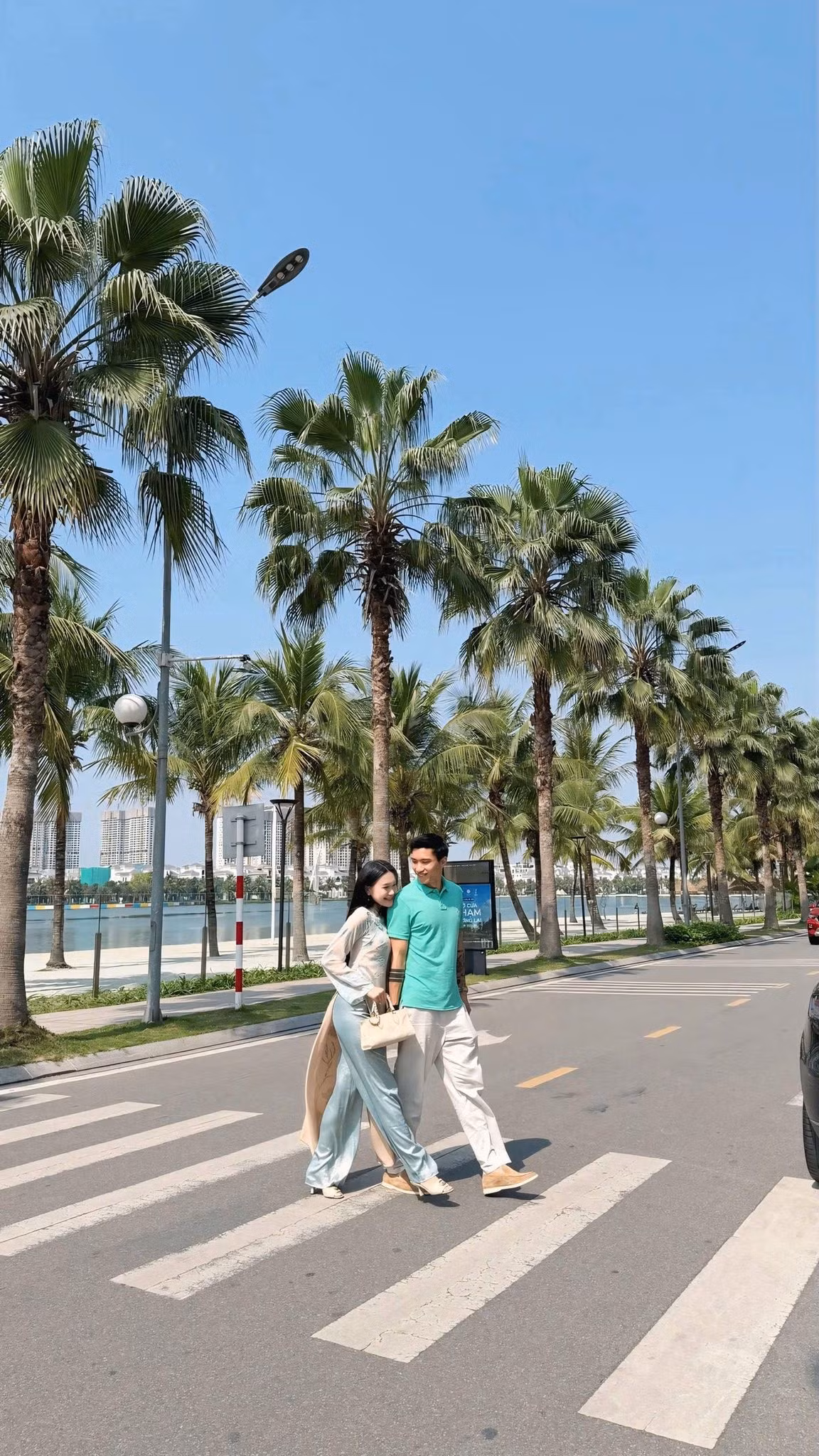 Doãn Hải My e ấp bên chồng khi xuống phố vào dịp xuân. Ảnh: FB Đoàn Văn Hậu.