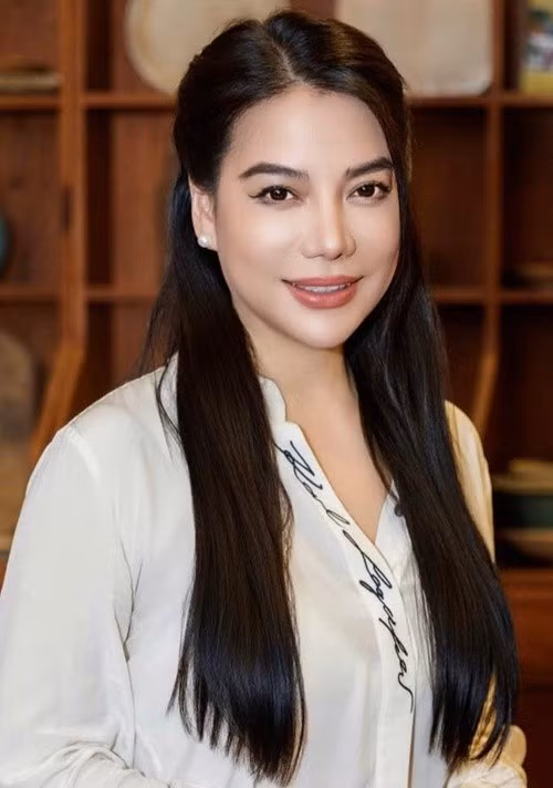 Ngoài từng giữ chức vụ Chủ tịch Hội đồng quản trị kiêm Giám đốc Công ty Bất động sản Đất Rồng, Trương Ngọc Ánh còn điều hành nhiều doanh nghiệp. Theo Znews, năm 2014, nữ diễn viên đồng sáng lập Công ty TNA Entertainment. Trong đó, Trương Ngọc Ánh là một trong 3 cổ đông, chiếm 40% vốn điều lệ. Ảnh: FB Trương Ngọc Ánh.