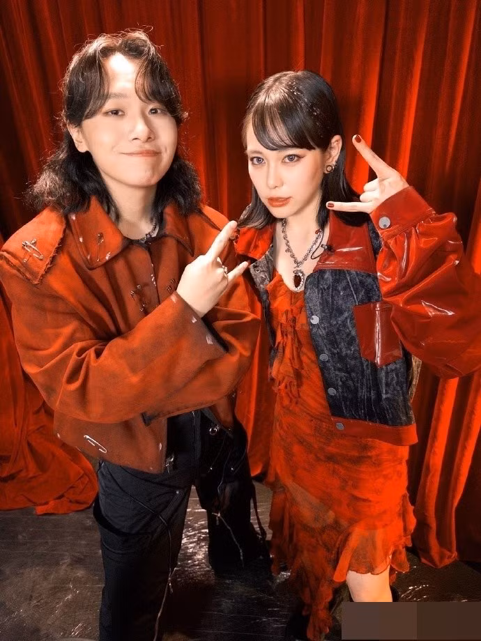 Miyuna còn thân thiết với nam ca sĩ người Trung Quốc Chi Pu Ca. Ảnh: Instagram Miyuna.