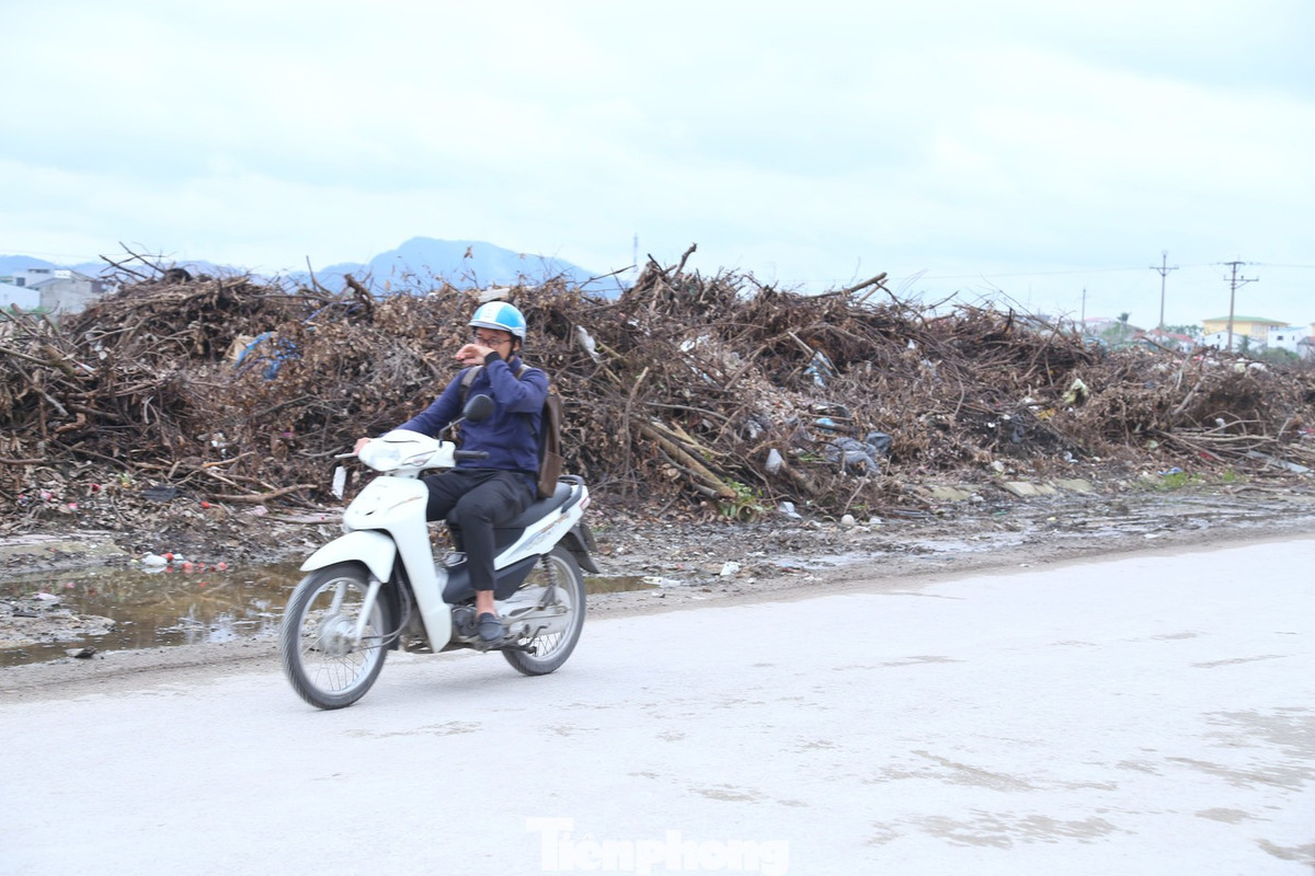 Theo ông Thắng, sau bão, nhiều khu dân cư, nhiều đơn vị tiếp tục cắt tỉa cây xanh. Số rác thải phát sinh này đáng lẽ họ phải xử lý nhưng lại tập kết ở các tuyến đường, công ty phải dọn. Lượng rác thải lớn phải thu gom, dẫn đến điểm tập kết rác thải quá tải. Mỗi ngày, khu vực này tiếp tục phải “gánh” thêm rác thải sinh hoạt, trong đó, một phần do người dân tự ý mang tới. Công ty phải bố trí 2 đội thay phiên giám sát, thu gom ngay khi phát hiện người dân vứt rác sinh hoạt.